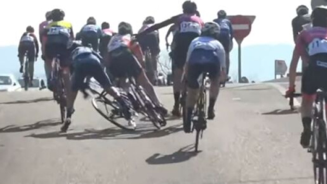 Ciclismo, una Master 40 spintona due juniores durante la Copa Espana