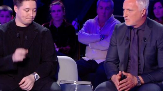 David Ginola en col&egrave;re sur le plateau du CFC. (screenshot Twitter - @Canal+)