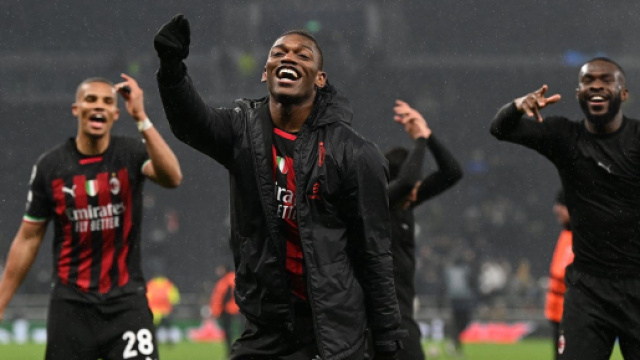 Il Milan festeggia il passaggio del turno con Leao, Thiaw e Tomori. Foto di : acmilan.com