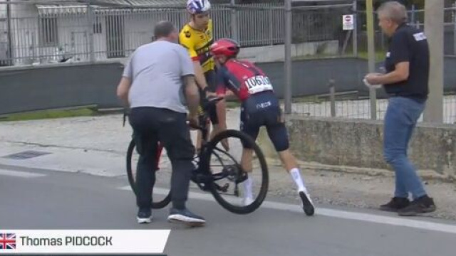 Tirreno Adriatico, Wout van Aert si scusa con Tom Pidcock dopo la caduta.