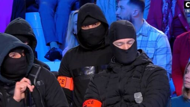 Les quatre policiers invit&eacute;s dans TPMP. Source : capture d'&eacute;cran Youtube.