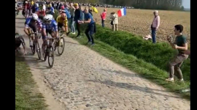 Ciclismo, la caduta di John Degenkolb alla Parigi Roubaix
