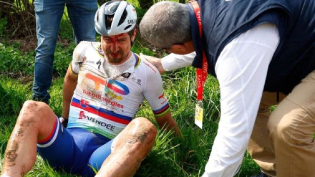 Ciclismo, Peter Sagan si &egrave; ritirato per una caduta alla sua ultima Roubaix