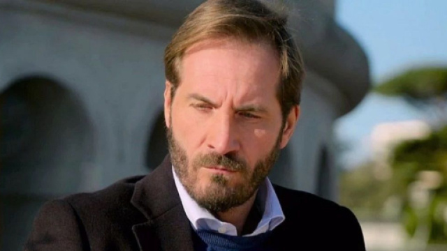 Un posto al sole, anticipazioni 19-20 aprile: una clip potrebbe mettere a rischio la reputazione di Alberto.