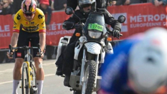 Wout van Aert &egrave; stato fermato da una foratura nel finale della Parigi - Roubaix.