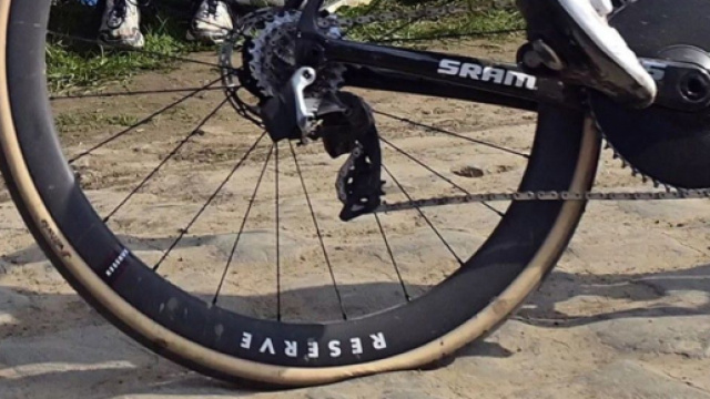 Ciclismo, la gomma forata di Wout van Aert alla Parigi - Roubaix.