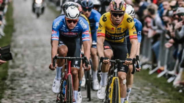 Ciclismo, Wout van Aert al comando nell'attraversamento della Foresta di Arenberg.