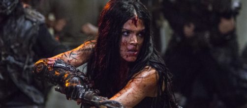 Cena em que a personagem Octavia toma o bunker em 'The 100' (Reprodu&ccedil;&atilde;o/CW)