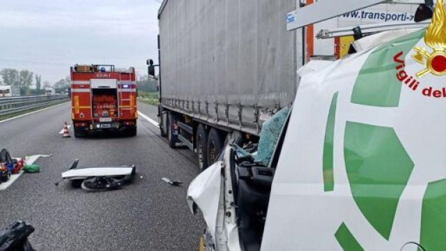 Il luogo in cui &egrave; avvenuto l'incidente, in un'immagine diffusa dai Vigili del Fuoco.