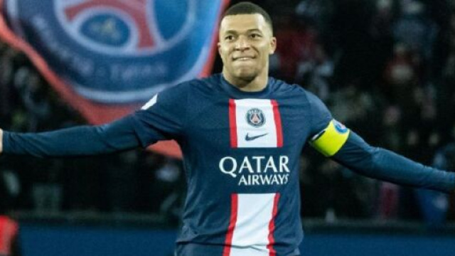 Kylian Mbapp&eacute; au PSG avec le brassard de capitaine (capture Twitter sports.fr)