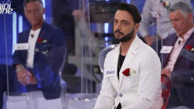 Uomini e donne, Armando spericolato alla guida: 'Vado fino in fondo, bastardi' (Video).