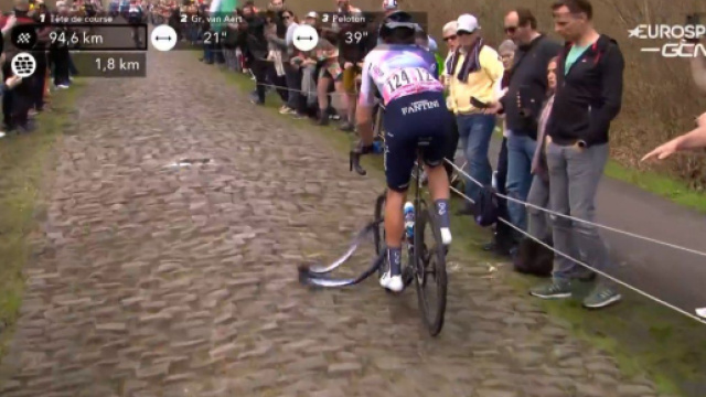Ciclismo, l'incidente a Derek Gee durante la Parigi Roubaix