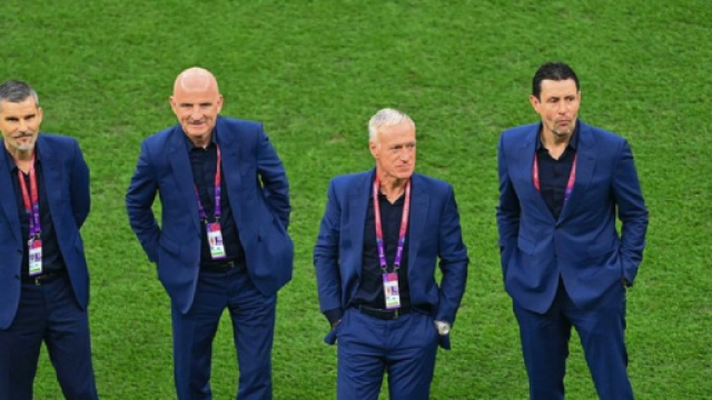 Didier Deschamps et son staff au Qatar (capture Twitter Actu Foot)