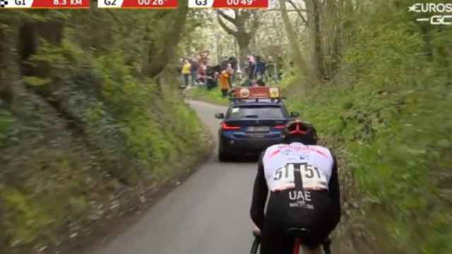 Ciclismo, Tadej Pogacar in fuga all'Amstel Gold Race.