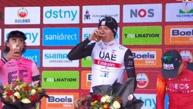 Ciclismo, Tadej Pogacar sul podio dell'Amstel Gold Race