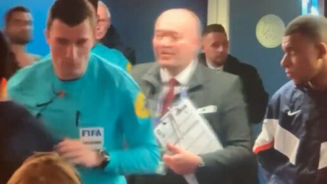 Mbapp&eacute; avant le d&eacute;but de la rencontre contre le RC Lens. (screenshot Twitter - @HRivayrand)