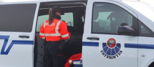 Los agentes de la Ertzaintza acudieron al lugar de los hechos (Twitter, ertzaintzaEJGV)
