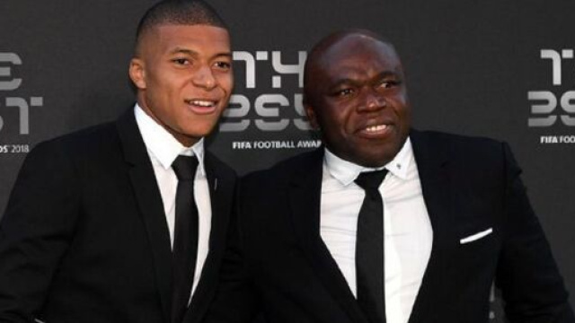 Kylian Mbapp&eacute; et son papa aux Troph&eacute;es The Best (capture Twitter @footmercato)