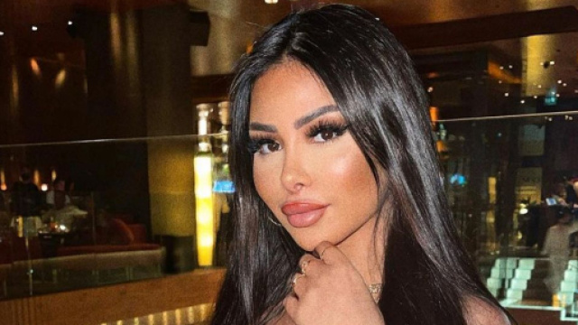 Maeva Ghennam se met dans la peau d'une bouch&egrave;re pour explorer diff&eacute;rents m&eacute;tiers. Screenshot Instagram @Maeva.ghennam