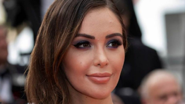 Nabilla Benattia a une poitrine moins g&eacute;n&eacute;reuse d&eacute;sormais (Screenshoot Twitter @sputnik_afrique)