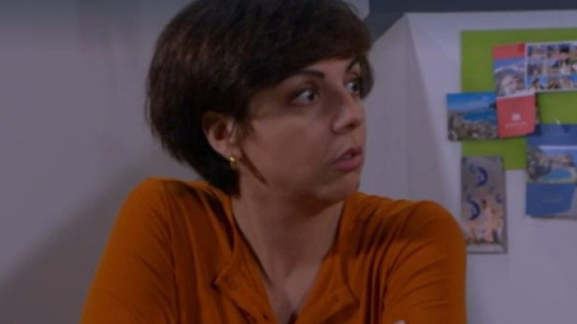 Un posto al sole, spoiler 24-25 aprile: Mariella sbircia nello smartphone di Guido.