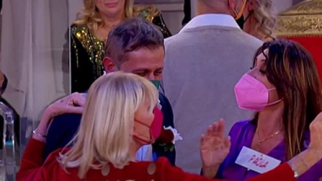 Uomini e donne, nuove anticipazioni: Gemma accusata di essere 'affamata' e perde le staffe.