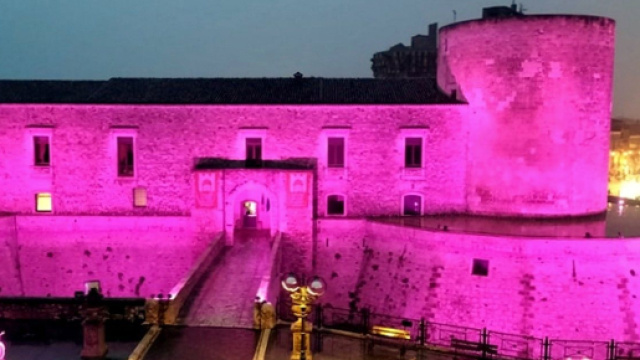 Venosa, il castello illuminato di rosa a 100 giorni dalla partenza del Giro d'Italia 2023.