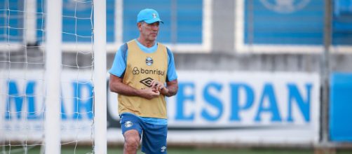 Renato perde pe&ccedil;a para o meio-campo (Lucas Uebel/Gr&ecirc;mio)