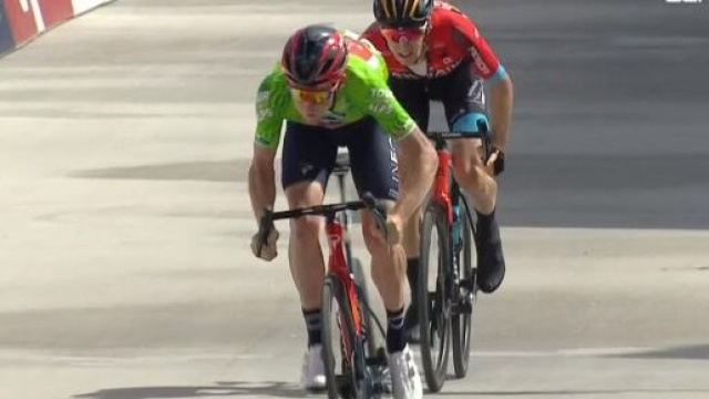 Ciclismo, la vittoria di Tao Geoghegan Hart nella seconda tappa del Tour of the Alps.