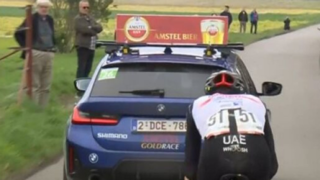 Ciclismo, Tadej Pogačar in scia alla macchina della direzione di corsa durante l'Amstel Gold Race.