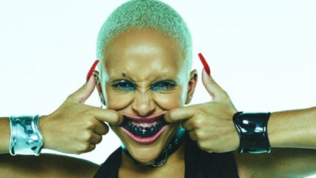 L'artiste avait fait sensation lors de la Fashion Week. Elle se pr&eacute;sente sous un nouveau look d&eacute;sormais (Screenshoot Twitter @chartdata)