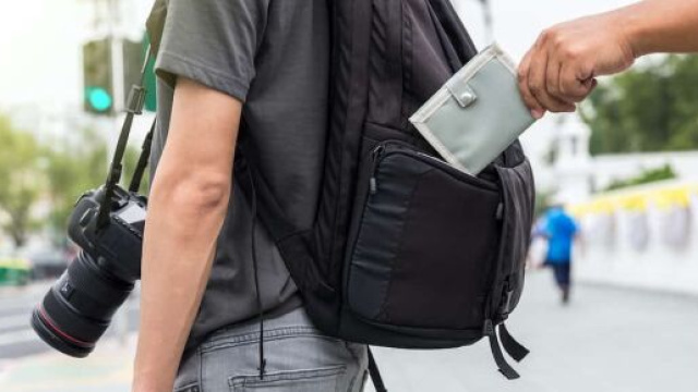 Immagine di repertorio tratta dalla guida di Aeroporti di Roma su come evitare un borseggio.
