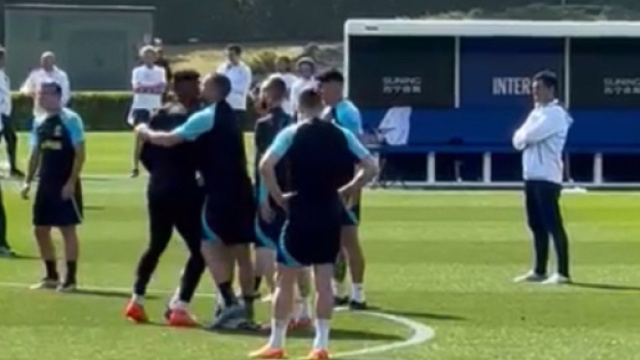 Inter, lite tra Onana e Brozovic in allenamento durante il torello (Video)