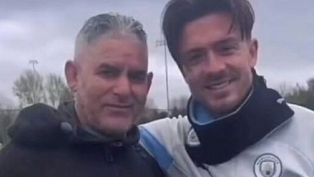 L'oncle de Riyad Mahrez avec Jack Grealish (capture Twitter @la_vagueverte)