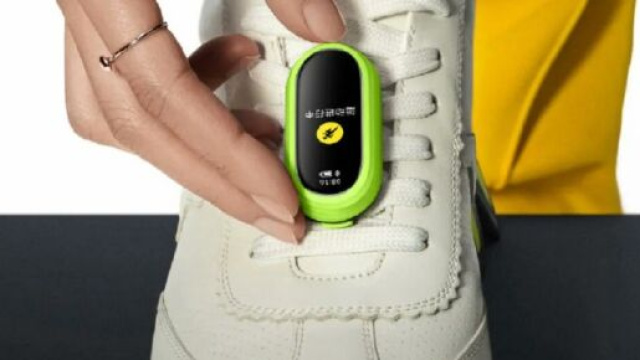 Le Xiaomi Smart Band 8 peut &ecirc;tre accroch&eacute; &agrave; la chaussure (Screenshoot Twitter @Frandroid)