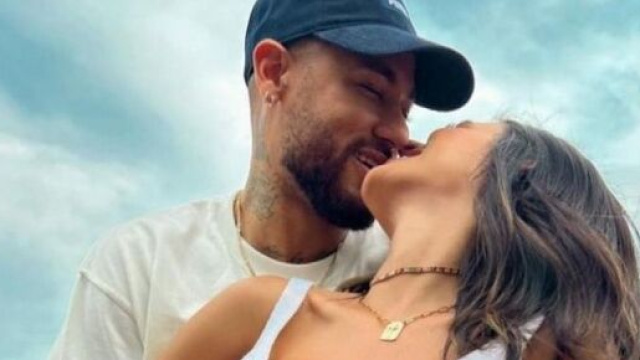 Neymar et sa compagne Bruna Biancardi. Screenshot Twitter @psgcommunity