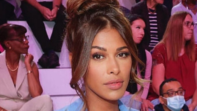 Ayem Nour sur le plateau d'une &eacute;mission. Source : screenshot Instagram @ayemnour