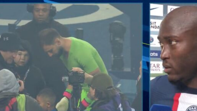 Danilo agac&eacute; par la prestation du PSG contre l'OL. (screenshot Twitter - @PVSportFR)