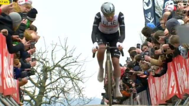 Giro delle Fiandre, Tadej Pogacar al comando sul'Oude Kwaremont