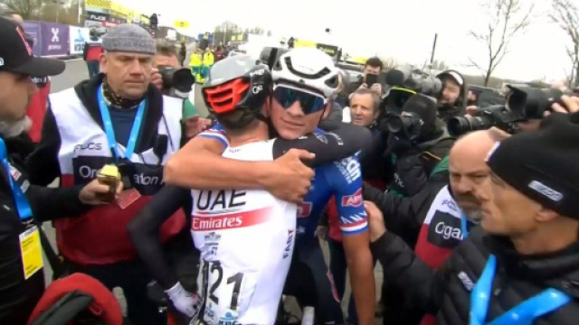 Mathieu Van der Poel si complimenta con Pogacar al termine del Giro delle Fiandre