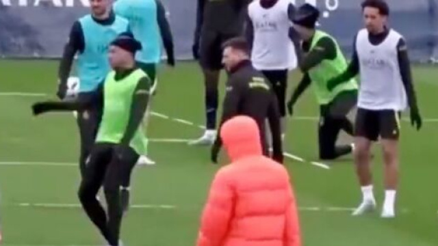 Mbapp&eacute; et Messi devraient &ecirc;tre titulaires contre l'OL ce dimanche. (screenshot Twitter - @HRivayrand)