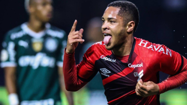 Mercato Inter: piacerebbe l'attaccante Vitor Roque, stella dell'Atletico Paranaense.