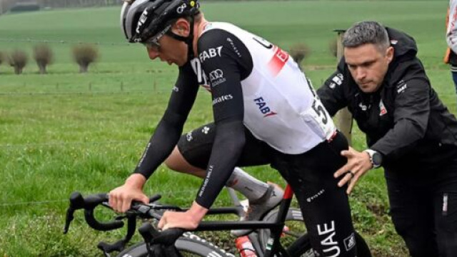 Ciclismo, il cambio di bici di Tadej Pogačar all'Amstel Gold Race.