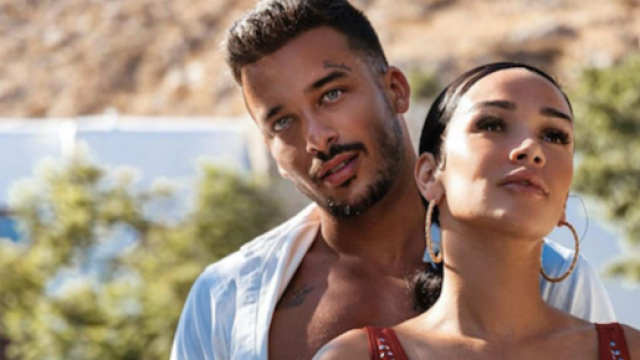 Jazz donne une fess&eacute;e &agrave; sa fille Chelsea. Source : screenshot Instagram @jazztvshow