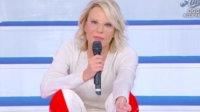 Uomini e donne, sospensione di tre giorni su Canale 5: De Filippi si ferma anche il 21/04.