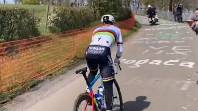Ciclismo, Remco Evenepoel sulla salita de La Redoute.