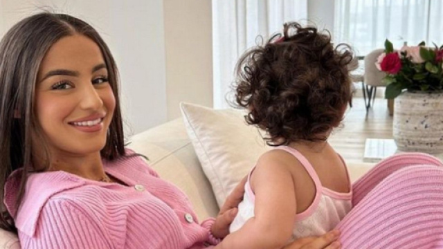 Pour l'anniversaire de leur petite Adria, Nor&eacute; et Kamila ont d&eacute;cid&eacute; de d&eacute;voiler enfin son visage &agrave; leurs abonn&eacute;s. (Screenshot @kamilaofficiel)