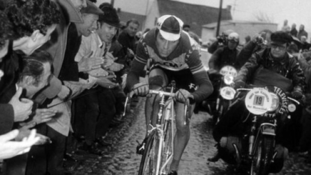 Eddy Merckx: 'Il ciclismo &egrave; troppo duro per i ragazzi italiani, Evenepoel &egrave; ora che vinca'.