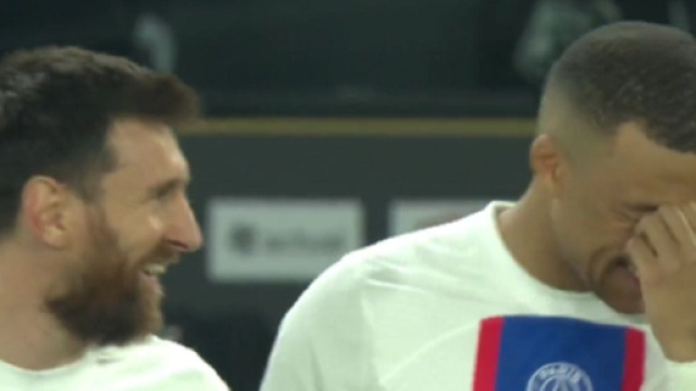 Lionel Messi et Kylian Mbapp&eacute; lors d'Angers - PSG (capture Twitter @PVSportFR)
