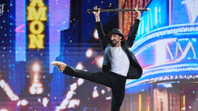 Amici 22, Ramon lascia la scuola: al ballerino classico un contratto di lavoro a New York.